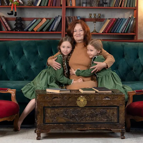 Счастливая Бабушка Внуки Вместе Читают Книги Веселятся Дома Лицензионные Стоковые Фото