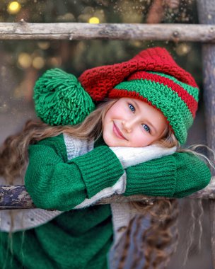 Küçük çocuk Noel Baba 'ya mektup yolluyor, kışın Noel posta kutusu, yılbaşı süslemeleri, açık havada karlı fotoğraf.