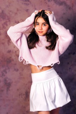 Siyah arka planda izole edilmiş Asyalı güzel bir kızın portresi. Stüdyo çekimindeki genç kız Kazak. Reklam çocuğu