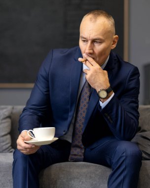 Sigara içerken takım elbiseli yakışıklı bir iş adamı.