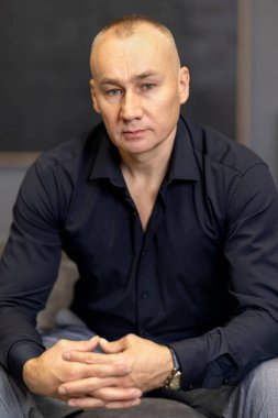 Takım elbiseli iş adamı viski içer. Adam elinde brendi bardağı tutuyor. Tatma ve degukasyon konsepti. Sommelier 'in pahalı bir içeceği var..