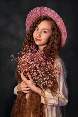 Siyah arka planda genç bir kızın portresi. Yavrum. Genç ve güzel bir kızın yüzü. Sanatsal fotoğrafçılık.