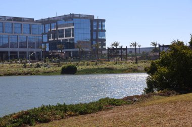 9-21-2022: Brisbane, California: Oyster Point Sahili ve Marina, Brisbane, California