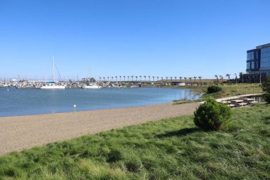 9-21-2022: Brisbane, California: Oyster Point Sahili ve Marina, Brisbane, California