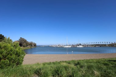 9-21-2022: Brisbane, California: Oyster Point Sahili ve Marina, Brisbane, California