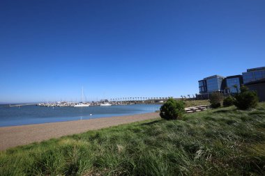 9-21-2022: Brisbane, California: Oyster Point Sahili ve Marina, Brisbane, California