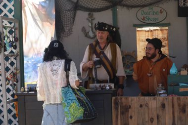 9-11-2022: Hollister, California: Rönesans Fuarı 'nda Dönem Kostümü Giyen İnsanlar, Hollister California