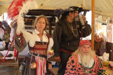 9-11-2022: Hollister, California: Rönesans Fuarı 'nda Dönem Kostümü Giyen İnsanlar, Hollister California