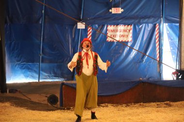 8-10-2022: Redwood City, California: Kaliforniya 'daki Zoppe sirki, palyaço