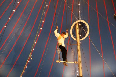 8-10-2022: Redwood City, California: Kaliforniya 'daki Zoppe sirki, trapezci adam