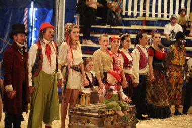 8-10-2022: Redwood Şehri, Kaliforniya 'da Zoppe Sirki, büyük final
