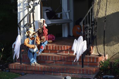 11-1-2022: Burlingame, California: Sokaklardaki Cadılar Bayramı süslemeleri, Bahçedeki Balkabakları