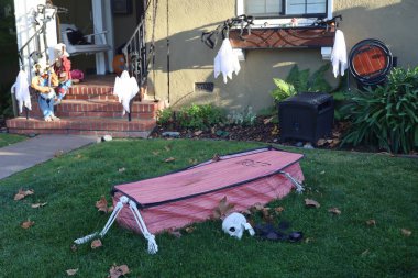 11-1-2022: Burlingame, California: Sokaklardaki Cadılar Bayramı süslemeleri, Mezarlık süslemeleri