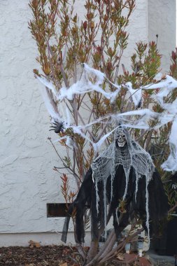 11-1-2022: Burlingame, California: Sokaklarda Cadılar Bayramı süslemeleri