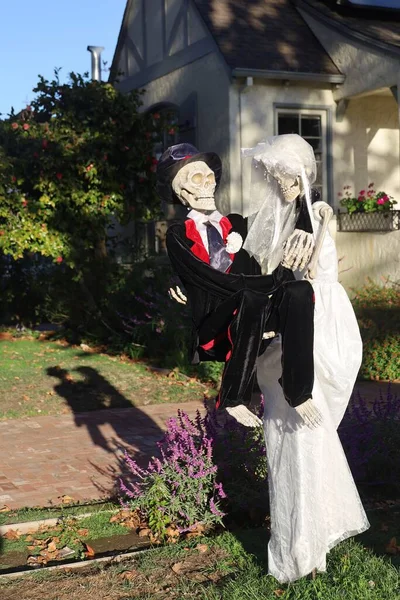 2022 Burlingame Kalifornien Halloween Dekorationen Auf Den Straßen Verheiratete Skelette — Stockfoto