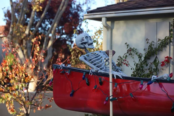 2022 Burlingame Californië Halloween Decoraties Straat Skelet Een Boot — Stockfoto