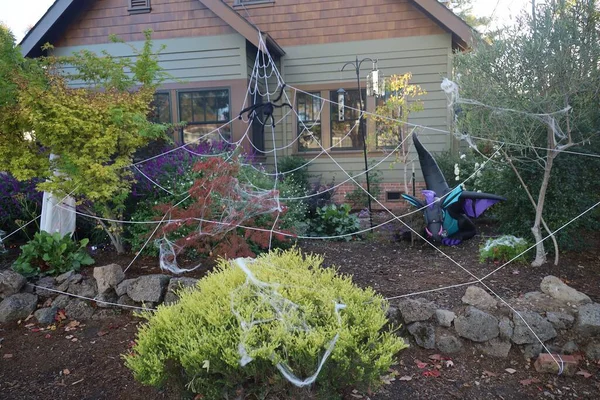 11-1-2022: Burlingame, California: Sokaklarda Cadılar Bayramı süslemeleri