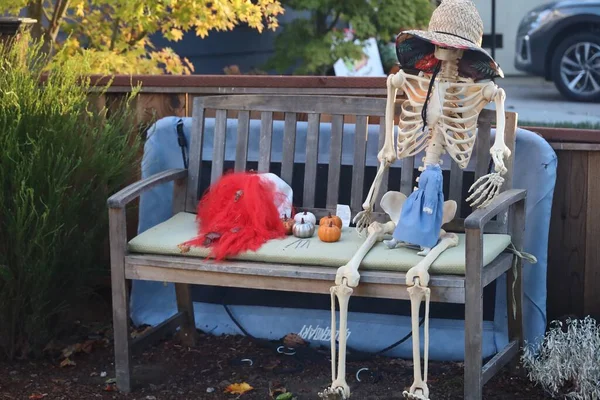 2022 Burlingame Kalifornien Halloween Dekorationen Auf Straßen Sitzende Skelette — Stockfoto