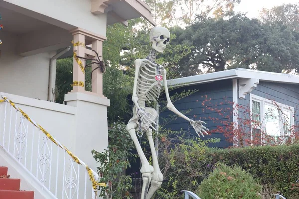 2022 Burlingame Kalifornien Halloween Dekorationen Auf Den Straßen Skelett Hängt — Stockfoto