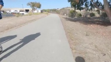 Ekim 2022: Brisbane, California: Körfez yolunda bisiklet sürmek