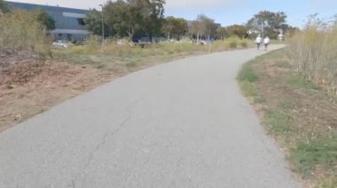 Ekim 2022: Brisbane, California: Körfez yolunda bisiklet sürmek