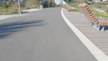 Ekim 2022: Brisbane, California: Körfez yolunda bisiklet sürmek