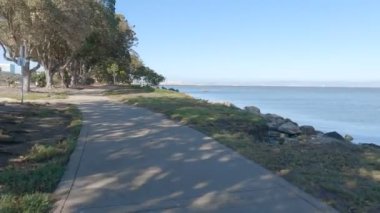 Ekim 2022: Brisbane, California: Körfez yolunda bisiklet sürmek