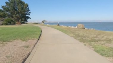 Ekim 2022: Brisbane, California: Körfez yolunda bisiklet sürmek