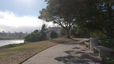 Ekim 2022: Brisbane, California: Körfez yolunda bisiklet sürmek