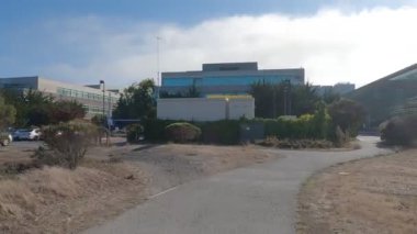 Ekim 2022: Brisbane, California: Körfez yolunda bisiklet sürmek