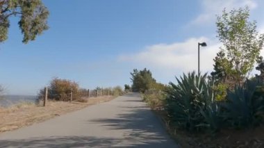 Ekim 2022: Brisbane, California: Körfez yolunda bisiklet sürmek