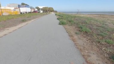 Ekim 2022: Brisbane, California: Körfez yolunda bisiklet sürmek