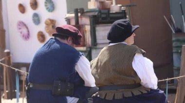 Eylül 2022: Hollister California: Ortaçağ kostümlü insanlar Rönesans Fuarında