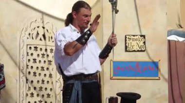 Eylül 2022: Hollister, California: Rönesans fuarında kılıç yutan adam