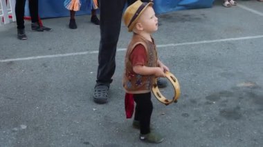 Eylül 2022: Hollister, California: Rönesans fuarında kılıç yutan adam