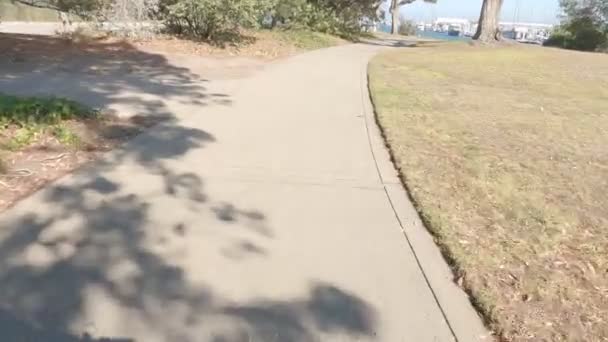 Ekim 2022 Brisbane California Körfez Yolunda Bisiklet Sürmek — Stok video