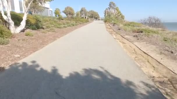 2022年10月 カリフォルニア州ブリスベン ベイトレイルのサイクリング — ストック動画