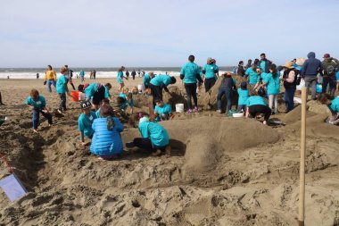 10-15-2022: San Francisco, California: San Francisco 'da SandKastle turnuvası. Takımlar halinde kum heykeli yapan insanlar