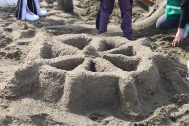 10-15-2022: San Francisco, California: San Francisco 'da SandKastle turnuvası. Takımlar halinde kum heykeli yapan insanlar