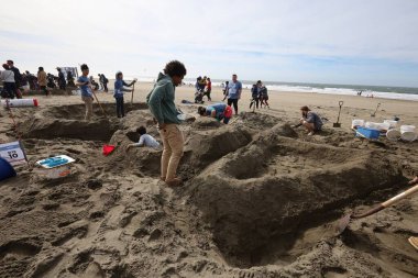 10-15-2022: San Francisco, California: San Francisco 'da SandKastle turnuvası. Takımlar halinde kum heykeli yapan insanlar