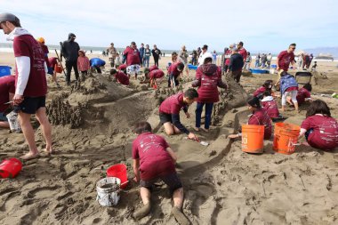 10-15-2022: San Francisco, California: San Francisco 'da SandKastle turnuvası. Takımlar halinde kum heykeli yapan insanlar