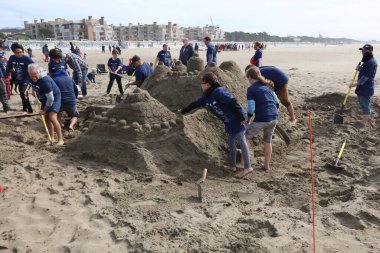 10-15-2022: San Francisco, California: San Francisco 'da SandKastle turnuvası. Takımlar halinde kum heykeli yapan insanlar