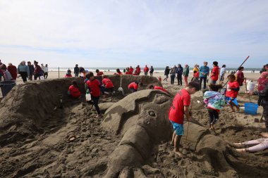 10-15-2022: San Francisco, California: San Francisco 'da SandKastle turnuvası. Takımlar halinde kum heykeli yapan insanlar