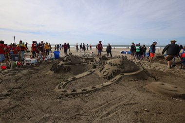 10-15-2022: San Francisco, California: San Francisco 'da SandKastle turnuvası. Takımlar halinde kum heykeli yapan insanlar