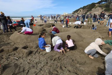 10-15-2022: San Francisco, California: San Francisco 'da SandKastle turnuvası. Takımlar halinde kum heykeli yapan insanlar