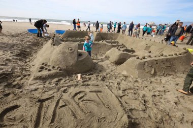 10-15-2022: San Francisco, California: San Francisco 'da SandKastle turnuvası. Takımlar halinde kum heykeli yapan insanlar