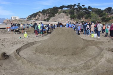 10-15-2022: San Francisco, California: San Francisco 'da SandKastle turnuvası. Takımlar halinde kum heykeli yapan insanlar