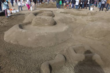 10-15-2022: San Francisco, California: San Francisco 'da SandKastle turnuvası. Takımlar halinde kum heykeli yapan insanlar