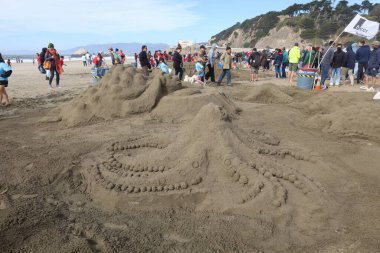 10-15-2022: San Francisco, California: San Francisco 'da SandKastle turnuvası. Takımlar halinde kum heykeli yapan insanlar