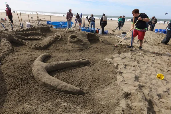 10-15-2022: San Francisco, California: San Francisco 'da SandKastle turnuvası. Takımlar halinde kum heykeli yapan insanlar